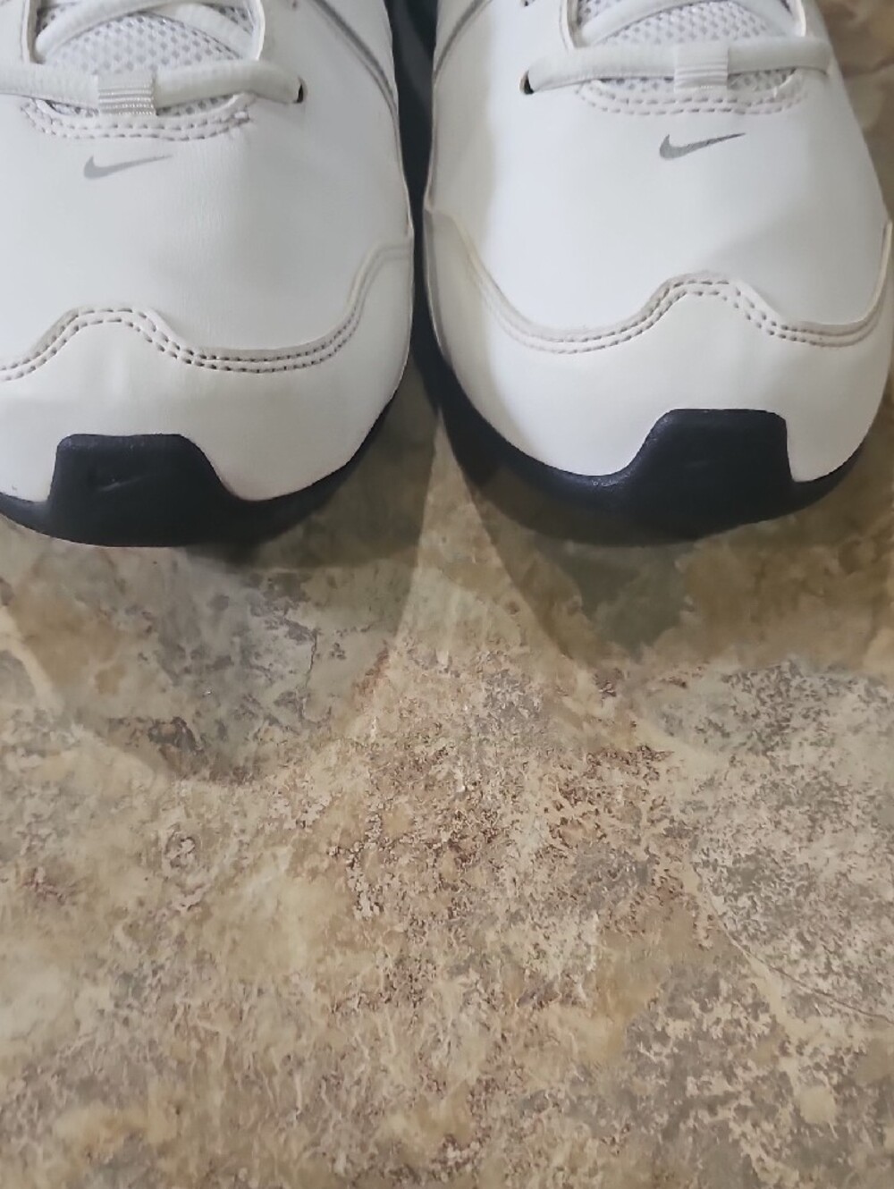 Nike Men’s White and Black Leather Athletic Trainers - Picture 4 of 14